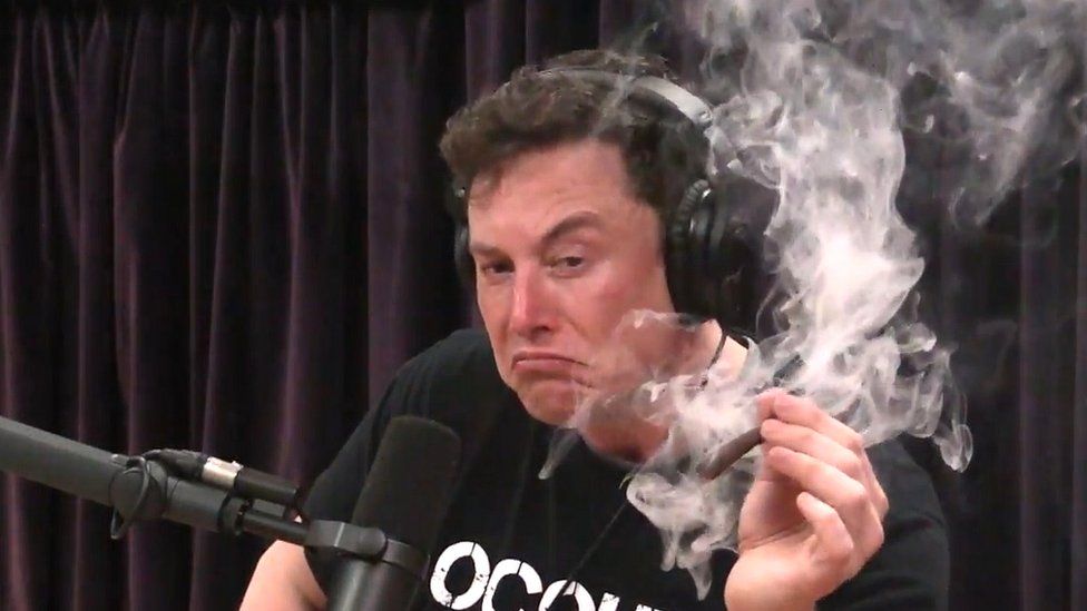 Elon-musk-fumando
